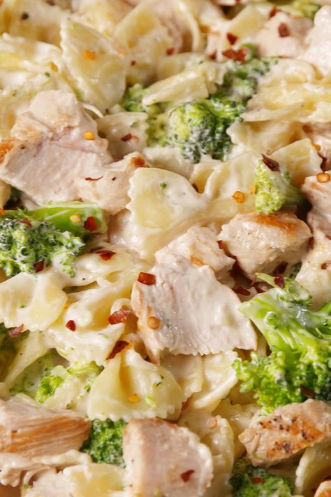 Vegetarian Recipes For Kids, Pasta Recipes With Chicken, Creamy Chicken Broccoli, Pasta With Chicken, Quick Pasta Recipes, Cheesy Chicken Broccoli, Quick Pasta, Chicken And Broccoli, Broccoli Pasta