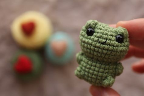 Mini Frog Amigurumi, Tiny Frog Crochet, Crochet Key Chains Free Pattern, Mini Frog Crochet, Easiest Amigurumi, Amigurumi Frog Free Pattern, Amigurumi Keychain Pattern, Crochet Frog Keychain, Crochet Keychain Patterns