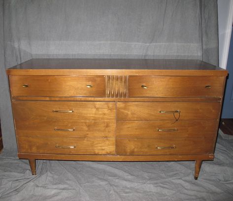 🚨Auction Alert: Vintage Bassett Mid-Century Modern 6-Drawer Lowboy Dresser!🚨 Step up your interior design game with this stylish & functional piece of vintage furniture! 🛋️ https://bit.ly/LolutyOdditiesLiveAuction - Maker: Bassett Furniture - Style: Mid-Century Modern - Features: 6 spacious drawers, classic brass hardware, and sleek, minimalist lines This lowboy dresser brings timeless elegance to any room and offers plenty of storage to boot. Whether you’re furnishing a retro-inspired s... Lowboy Dresser, Interior Design Games, Bassett Furniture, Brass Hardware, Midcentury Modern, Retro Inspired, Vintage Furniture, Step Up, Century Modern