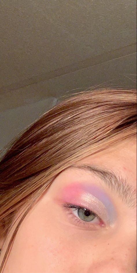 Light Blue And Pink Eyeshadow Looks, Pretty Simple Eye Makeup, Pastel Pink And Blue Eyeshadow, Lover Eyeshadow Looks, Purple Pink Blue Eyeshadow, Pink Eye Makeup For Blue Eyes, Blue Pink And Purple Makeup, Pink Purple Blue Eye Makeup, Pastel Blue Eyeshadow Looks