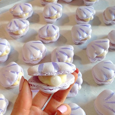 Katherine Sabbath (@katherine_sabbath) • Instagram photos and videos Mermaid Macarons, Kue Macaroon, Macaron Cookies, Macaroon Recipes, Macaron Recipe, Mermaid Cakes, Cute Desserts, Disney Food, Cupcake Cookies