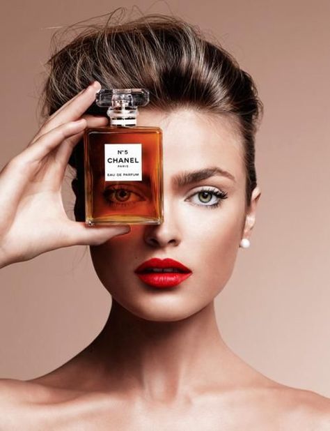 This ad of Chanel No 5 perfume is a great example of positioning because people perceive it to be luxurious, classic and feminine, based on not only its scent, but also the shape of the bottle. Perfume Adverts, Koleksi Parfum, Patchouli Perfume, Perfume Chanel, Vintage Foto's, Fragrance Ad, Fragrance Photography, Chanel Lipstick, Hermes Perfume