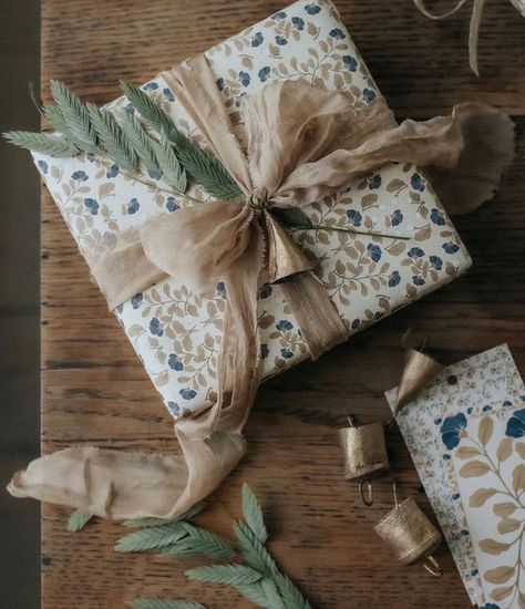 Mrs Mighetto on Instagram: "Beautiful gift wrapping suitable for holidays of all time ✨ perhaps #newyearwrapping ✨ styling and photo by brilliant @jasminabylund" Gingerbread House Ideas, Christmas Gift Wrapping Ideas, Wrapped Gifts, Gift Wrapping Techniques, Gift Wrapping Ideas, Stationary Gifts, Christmas Packaging, Beautiful Gift Wrapping, Harry Potter Movies