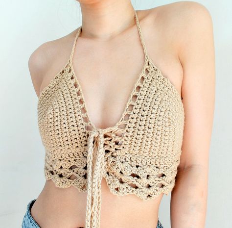 Watch this super cute and trendy free video tutorial to make this front tie crochet crop top! This beginner friendly pattern features how to make cups, and the shell stitch in a simple yet stylish top. Make this in just a few hours. Have fun and enjoy! 💖 Be sure to follow on YouTube, Instagram and check out my Etsy @TCDDIY Tie Top Crochet, Easy Crochet Halter Top, Tie Crochet, Tie Halter Top, Top Crochet Pattern, Knit Sweater Outfit, Granny Square Crochet Patterns Free, Shell Stitch, Crochet Girls