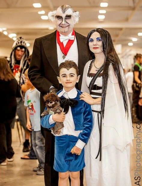 The Munsters! Grandpa, Eddie and Lilly! Munsters Costumes, Munster Family, Zombie Couple Costume, Diy Halloween Costume Ideas, Dracula Costume, Awesome Costumes, Family Cosplay, Awesome Cosplay, Diy Halloween Costume