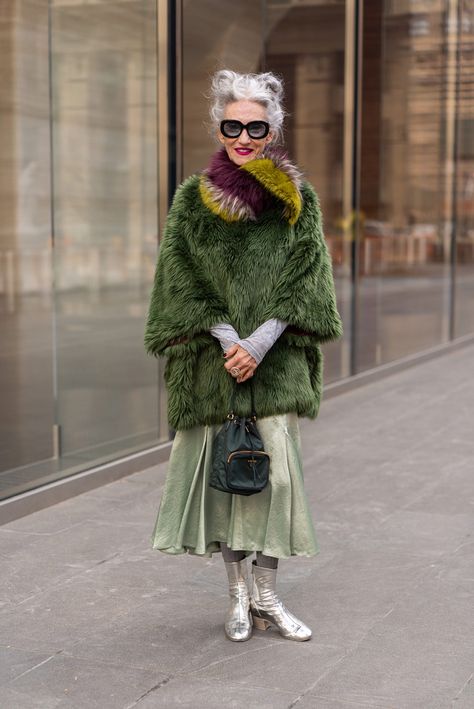 Silver Boots Street Style, New York Women Street Style, Polish Street Style, Silver Boots Outfit Street Style, Green Fur Coat, Linda Rodin, Fur Coat Fashion, Chanel Boots, Silver Boots