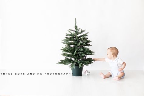 Neutral Christmas Photoshoot, Minimal Christmas Photoshoot, Bexley Village, Christmas Styled Shoot, Photoshoot Decor, Diy Christmas Pictures, Christmas Mini Shoot, Christmas Studio, Christmas Family Photoshoot