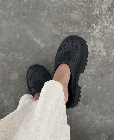 Platform Mules Outfit, Dad Sandals Outfit, Gucci Platform Sandals, Designer Shoes Gucci, Mules Outfit, Platform Crocs, Dad Sandals, Lux Fashion, Clogs Outfit