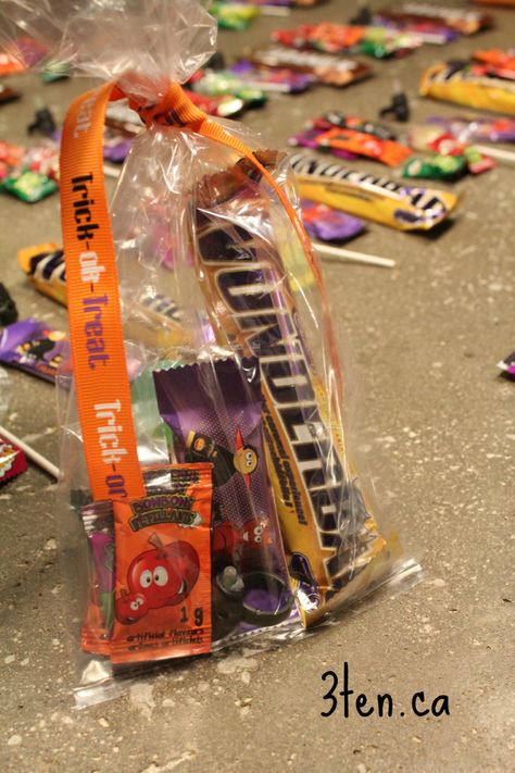 Halloween Loot Bags, Diy Loot Bags, Halloween Crafts Diy Projects, Halloween Party Bags, Loot Bags, Halloween 2023, Bag Diy, Chocolate Bars, Planning Ahead