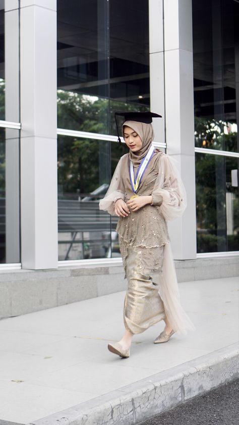 kebaya wisuda, graduation ideas, graduation dress, fashion hijab, graduation hijab ideas Kebaya Wisuda Hijab, Hijab Graduation, Ootd Kebaya, Kebaya Lace, Kebaya Muslim, Graduation Ideas, Simple Makeup, Graduation Dress, Batik