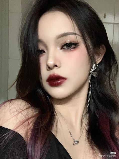 Evil Princess Makeup, Gothic Natural Makeup, Sassy Makeup Looks, Asian Gothic Makeup, Red Smokey Makeup, Soft Goth Aesthetic Makeup, Vampire Makeup Asian, Korean Vampire Makeup, Vampire Core Makeup