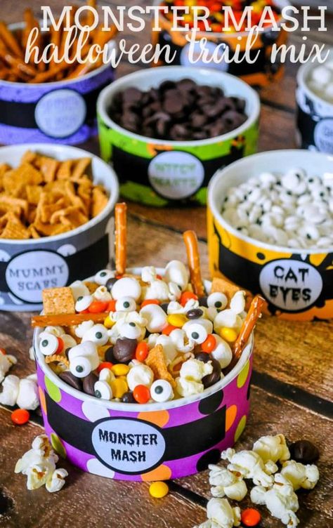 Best Halloween Treats, Halloween Trail Mix, Monster Snacks, Halloween Snack Mix, Homemade Strawberry Sauce, Halloween Foods, Trail Mix Recipes, Monster Cupcakes, Fun Halloween Food