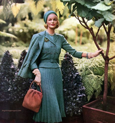 1950s Fashion Women, Classy Wear, Fashion 50s, Vintage Suit, Look Retro, Fashion 1950s, Vintage Fashion Photography, Vintage Suits, Vintage Couture