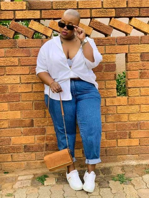 Denim Shirt Plus Size Outfit, White Button Down Shirt Outfit Plus Size Jeans, Plus Size Summer Outfits With Sneakers, How To Style Boyfriend Jeans Plus Size, Boyfriend Jeans For Plus Size Women, All Black Plus Size Outfit, Plus Size Cargo Jean Outift, Africa Chic, Chubby Girl Fashion