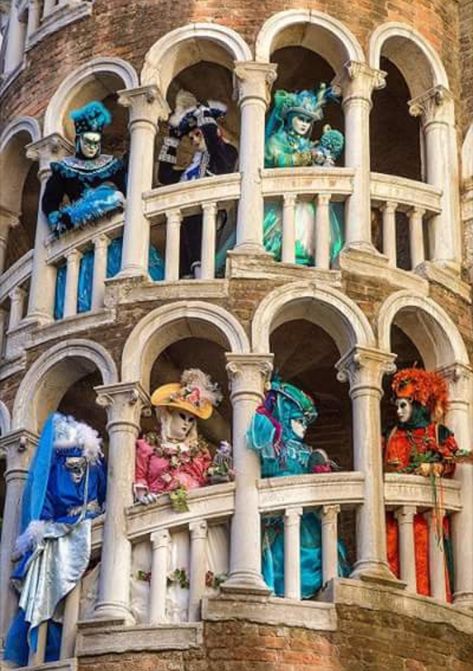 Carnival in Venice. Italy. / Jim Zuckerman Photography Venice Carnivale, Venice Carnival Costumes, Costume Carnaval, Costume Venitien, Venice Mask, Venetian Carnival Masks, Carnival Of Venice, Venice Carnival, Festivals Around The World