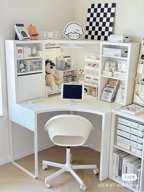 Bedroom Desk Ideas Corner, Aesthetic Small Study Desk Ideas, Corner Desk Decor, Big Desk Ideas, Study Corner Ideas, Kawaii Corner Desk, Corner Desk Ideas, Kawaii Study Table, Korean Room Aesthetic Desk