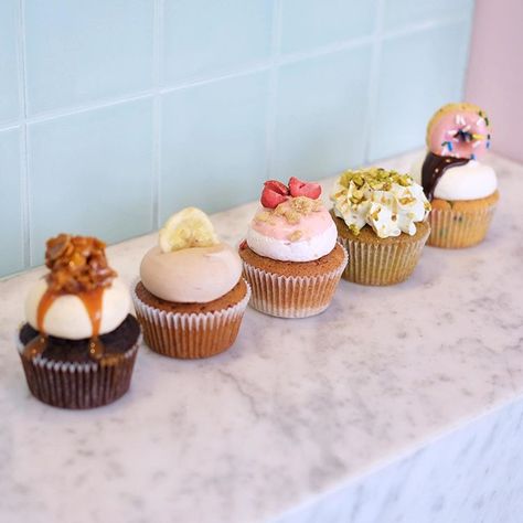 😏Caramel Cornflake ⁣ 🍌🌱 Banana Chocolate (Vegan)⁣ 🍓 Strawberry Shortcake… Crumbs And Doilies, London Bakery, Vegan Strawberry Shortcake, Cupcake Cake Designs, Cupcake Flavors, Baking Business, Banana Chocolate, Yummy Cupcakes, Cute Desserts