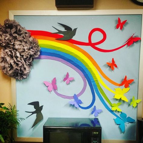 Spring Rainbow & Butterflies Bulletin Board Bulletin Boards With Rainbows, Rainbow Display Board, Rainbow Day Decoration Ideas, Rainbow Hallway Decoration School, Spring Wall Decorations For School, Prekindy Activities, Rainbow Display Classroom, Teachers Day Bulletin Board, Butterfly Bulletin Board Ideas