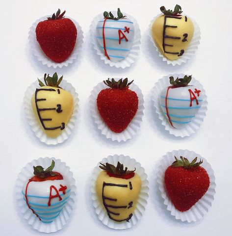 M&K Fresas on Instagram: “Back to school strawberries ✏️📚 Good luck to all the students and teachers this school year! . . . . #chocolatecoveredstrawberries…” Dipped Strawberries Recipe, Gourmet Chocolate Covered Strawberries, Chocolate San Valentin, Edible Fruit Arrangements, Bread Chicken, Chocolate Aesthetic, Valentine Strawberries, Chocolate Halloween, Strawberry Box