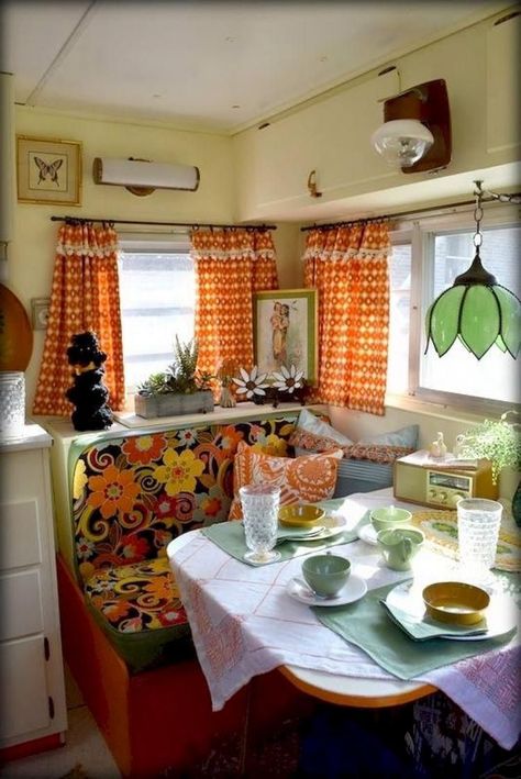 Astounding 19 Beautiful Creative RV Camper Interior Renovations Ideas https://camperlife.co/2019/08/29/19-beautiful-creative-rv-camper-interior-renovations-ideas/ As an RV is a really small space, it's a very doable project in a few weekends time! The ATC RV is extended in several sizes and configurations and ex... Vintage Caravan Interiors, Vintage Trailer Interior, Vintage Camper Interior, Kombi Motorhome, Trailer Decor, Trailer Interior, Caravan Interior, Vintage Caravan, Vintage Caravans