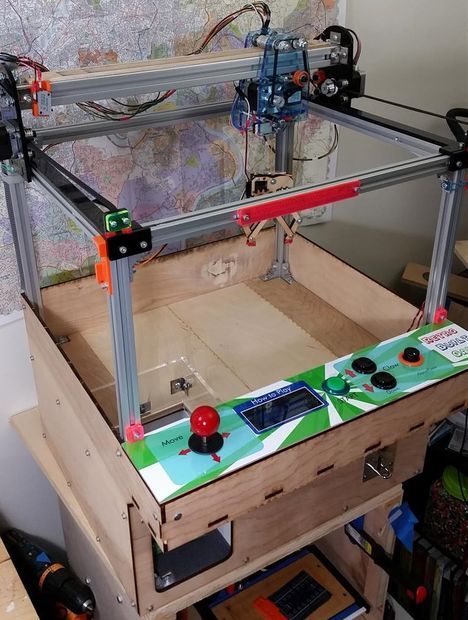 Homemade claw machine? Supremely cool. #DIY Diy Claw Machine, Diy 3d Printer, Arduino Robot, 3d Printing Business, Diy Tech, Hobby Electronics, Raspberry Pi Projects, Pi Projects, 3d Cnc