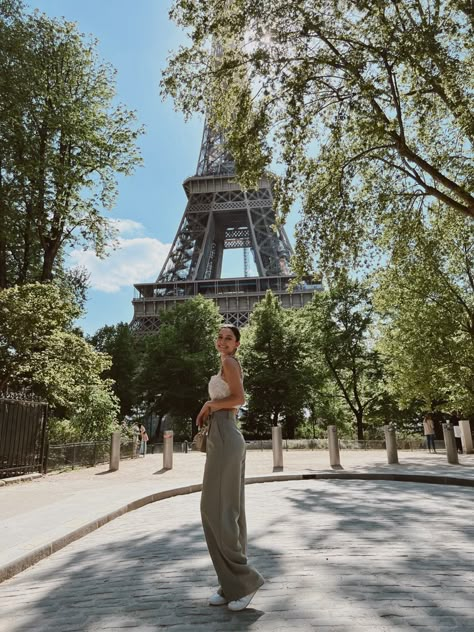 Paris Picture Ideas, Paris Travel Outfits, Paris Summer Outfits, Paris Photo Ideas, Cute Photo Poses, Travel Pose, Paris France Travel, Paris Summer, Travel Inspiration Destinations