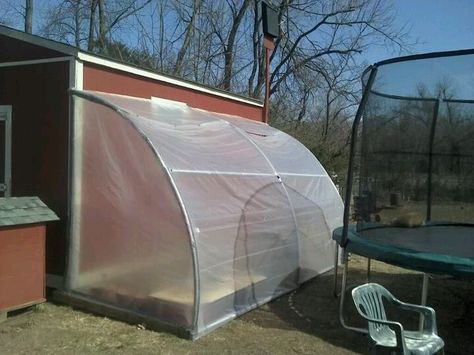 Recycled trampoline greenhouse~~using a 1/4 of the trampoline at each section~~not sure this is the original link Greenhouse From Trampoline Frame, Trampoline Greenhouse Diy, Trampoline Upcycle, Trampoline Greenhouse, Repurposed Trampoline, Recycled Trampoline, Trampoline Ideas, Old Trampoline, Backyard Toys