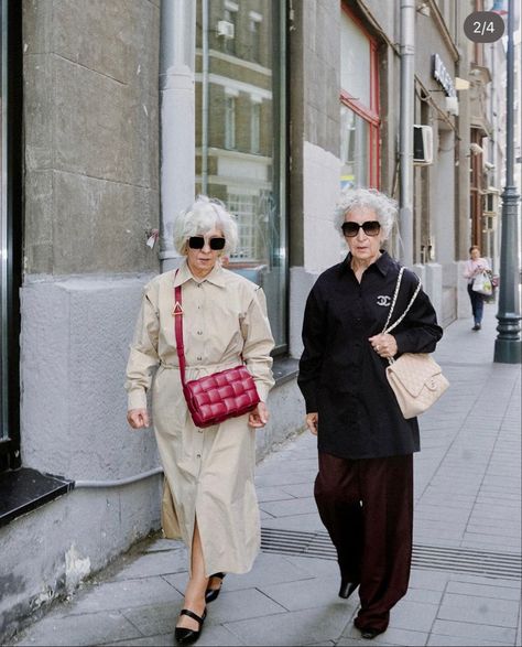 Old Woman Aesthetic, Grandmother Aesthetic, Grandma Clothes, Grandma Aesthetic, 70s Clothing, Monochrome Outfit, Dark Outfits, Advanced Style, Old People