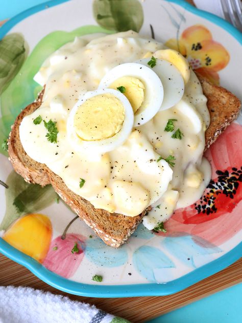 Creamed Hard Boiled Eggs on Toast - It's Always Autumn Creamed Eggs On Toast Recipes, Boiled Eggs Ideas, Boil Egg Recipes Ideas, Boiled Egg On Toast, Boiled Eggs On Toast, Creamed Eggs On Toast, Bernaise Sauce, Egg Gravy, Brunch Quiche