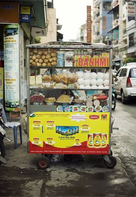 Banh Mi Cart In Vietnam - Vietnamese Style Sandwich Vietnamese Baguette, Vietnam Street Food, Vietnamese Street Food, Vietnamese Style, Street Food Market, Viet Food, Visit Vietnam, Saigon Vietnam, Vietnam Food