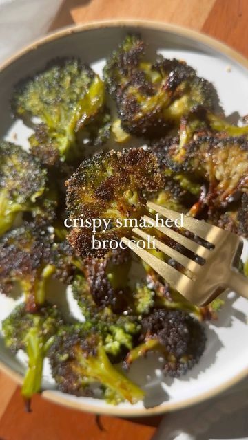 Smashed Broccoli Recipe, Smashed Broccoli, Vegan Vegetable Recipes, Broccoli Recipes Side Dish, Healthy Treats Recipes, Broccoli Side Dish, Clean Eating Recipes Lunch, Plant Based Cookbook, Healthy Plant Based Recipes