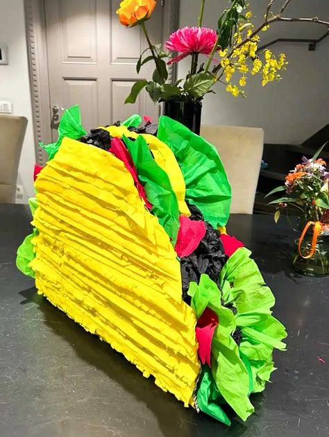 Sinterklaas surprise maken | 50 Leuke & makkelijke surprise ideeën Taco Pinata, Dragons Love Tacos Party, Mexican Pinata, Pink Taco, Dragons Love Tacos, Barbeque Party, Pinata Fillers, Candy Games, Fiesta Wedding