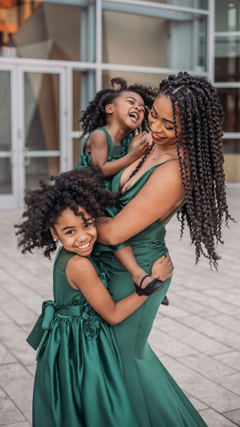 Mommy Daughter Photography, Mommy Daughter Photoshoot, Mommy Daughter Pictures, Daughter Photo Ideas, Twist Hairstyle, Mother Daughter Photoshoot, Black Motherhood, Mom Daughter Outfits, Mommy Daughter Outfits