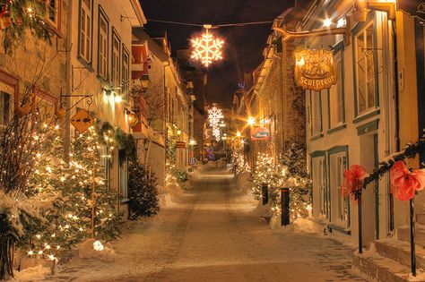 Quebec City, Quebec, Canada. I have seen other pictures of Quebec in the Winter...so beautiful~ Quebec Winter Carnival, Canadian Christmas, Christmas Desktop Wallpaper, Canada Christmas, Chateau Frontenac, Christmas Desktop, Christmas Destinations, Cool Desktop, Christmas Town