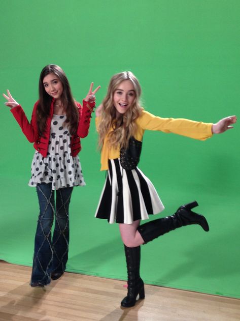 Maya And Riley, Pop Star Costumes, Channel Outfits, Riley Matthews, Sabrina Carpenter Outfits, Disney Bound Outfits, Tv Show Outfits, Boy Meets World, Girl Meets World