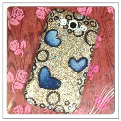 DIY Mobile Cover.... Stuff required to make this are: a simple mobile cover Some glue ( I used fevicol), and glitter (any color u like), for the heart shaped patches i used my old jeans....once u r done with sticking the glitter let it dry off and for finishing touch so that the glitter doesn't come off make a 50-50 paste of fevicol and camel picture varnish and apply a thick coat all over the glitter let it dry n voila!!!! your glittery mobile cover is ready .... Simple Mobile Cover, Ways To Decorate Your Phone, Mobile Cover Diy, Diy Phone Cases Iphone, Tumblr Phone Case, Customized Phone Covers, Vintage Phone Case, Cell Cover, Simple Mobile