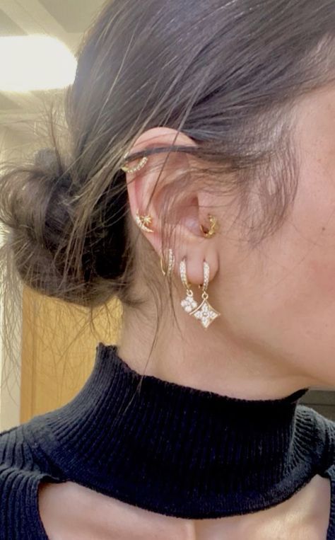 Discover the latest ear piercings inspo! Find stylish ideas to make your ear game unforgettable.#earpiercingideas #earcandy #piercinginspiration #curatedear #earstack #piercedears #jewelryinspo #daithpiercing #helixpiercing #piercingtrends Earings Piercings Aesthetic, Prom Jewelry Gold, Gold Prom Jewelry, Earring Stack Ideas, Earrings Van Cleef, Old Money Jewelry, Helix Earrings Hoop, Spring Jewelry Trends, Gold Jewelry Prom