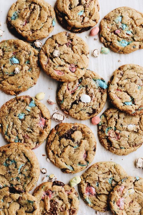 robin egg chocolate chip cookies – moments of sugar Chocolate Chip Marshmallow Cookies, Robin Eggs, Egg Chocolate, No Egg Desserts, Caramel Desserts, No Egg Cookies, Perfect Chocolate Chip Cookies, No Bake Bars, Drop Cookies