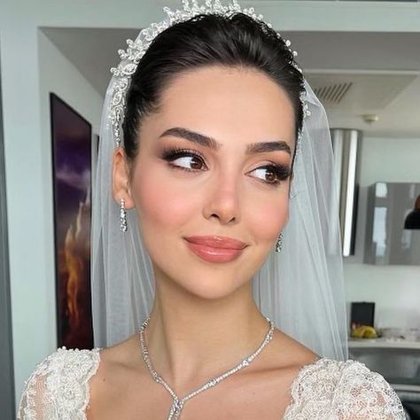 Wedding Accessories For Bride, Glam Wedding Makeup, Wedding Makeup For Brown Eyes, Bride Dress Simple, Wedding Hair Up, Wedding Hairstyles Bride, Boda Mexicana, Bridesmaid Hair Makeup, Braut Make-up