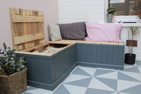 How to build a bench with built in storage, from pallets. This DIY is quick, easy and super super cheap!! Full tutorial here, if you fancy giving it a go... Diy Pallet Bench, Diy Bank, Diy Storage Bench, Pallet Seating, Storage Bench Seating, Pallet Bench, Upcycled Furniture Diy, Pallet Furniture Outdoor, Diy Renovation