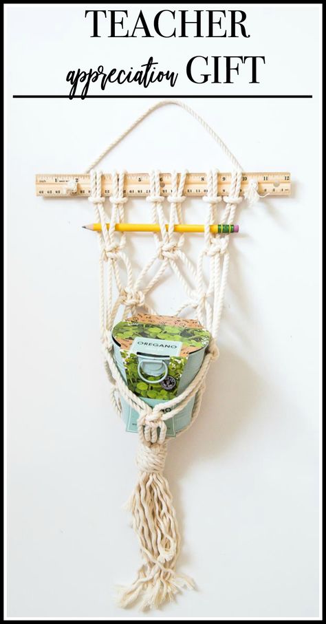 Don't you love handmade stuff? I do! And that's how this cute teacher gift was born. It was super easy to make and everyone loved the idea! Macrame Teacher Gift, Leader Gifts, Macrame Gift, Macrame Inspiration, Cute Teacher Gifts, Macrame Plant Hanger Patterns, Bohemian Christmas, Teachers Diy, Handmade Stuff