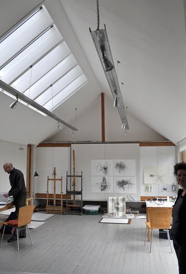 Attic Atelier, Garage Art Studio, Workshop Architecture, Painters Studio, Design Studio Workspace, Home Atelier, Art Studio Space, Art Studio Room, Warehouse Design