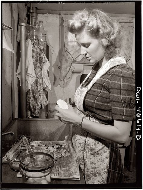 Shorpy Historical Photos, Vintage Housewife, Retro Housewife, Casa Vintage, Domestic Goddess, Peeling Potatoes, Aprons Vintage, Vintage Life, Kitchen Cooking