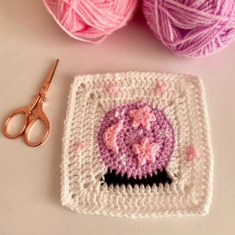 Turnip’s Boutique’s Instagram profile post: “How adorable is this crystal ball pattern from @raffamusa_designs?! 😍😍😍 I can’t get over how cute it is! 🔮 . . . #crochet #handmade…” Raffamusa Designs, Crochet Crystal, Crochet Granny Square Pattern, Ball Crochet, Ball Pattern, Granny Square Pattern, Crochet Granny Square, Granny Squares Pattern, Granny Square Crochet Pattern