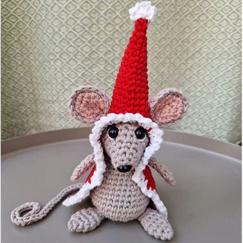 Christmas Mouse Pattern, Crochet Mouse Pattern, Free Christmas Crochet Patterns, Crochet Mice, Free Christmas Crochet, Crochet Christmas Trees Pattern, Crochet Shark, Pokemon Crochet Pattern, Crochet Pokemon