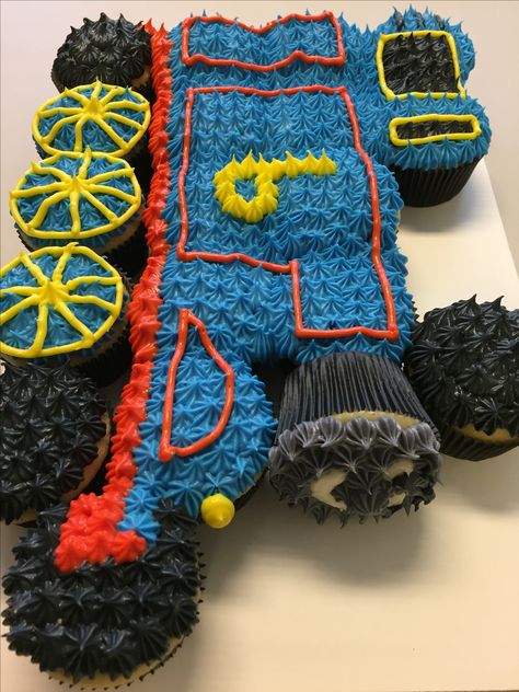 Train Cupcake Pullapart, Train Pull Apart Cupcake Cake, Train Pull Apart Cupcakes, Thomas The Train Cupcake Cake, Thomas The Train Cupcakes, Thomas The Train Birthday Party Cake, Thomas The Train Cakes, Train Cupcake Cake, Train Birthday Cupcakes