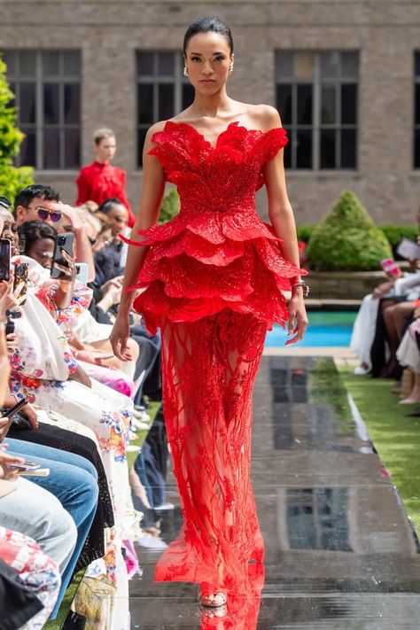 Esé Azénabor Spring 2025 Ready-to-Wear Runway, Fashion Show & Collection Review [PHOTOS] Fashion Shows 2024, 2025 Runway, Flower Gown, Dinner Gown, Fashion Week Dresses, Haute Couture Details, Red Wedding Dresses, Royal Dresses, Breezy Dress