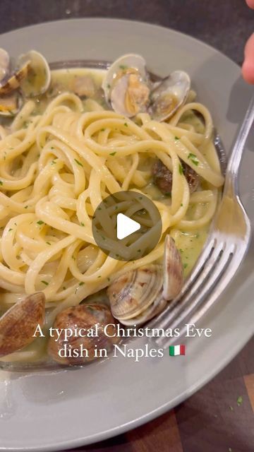 Julia Gulisano on Instagram: "On Christmas Eve dinner, almost every Neapolitan family prepares linguine with clams. How do you make an excellent dish? It should be creamy and full of flavor, not dry. Here’s how: 1) Add the clams to hot oil with unpeeled garlic cloves and parsley stems. 2) It’s important to use a lid. 3) Remove the clams as soon as they open!!! They should not cook for too long, or they will dry out. 4) Strain the clam water to be sure to remove any debris. 5) Cook the pasta in boiling hot water, but then continue cooking it in the clam water. It will absorb all the flavor this way. 6) Add water gradually, never letting it dry out too much. 7) Once the pasta is cooked, add the already cooked clams. 8) A bit of parsley, don’t forget it. 9) Drizzle a little more oil to creat Clam And Mussel Pasta, Clams Recipe Pasta, Clam Pasta Recipe, Dinner Lunch Ideas, How To Cook Clams, Pasta With Clams, Spaghetti With Clams, Linguine With Clams, Clam Pasta