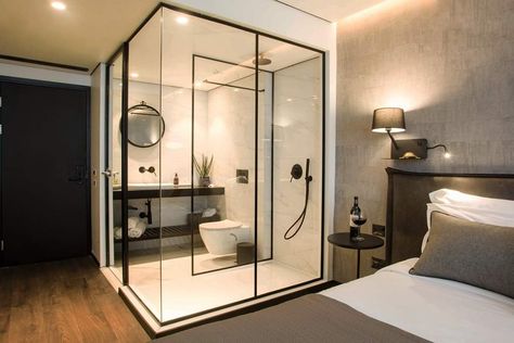 Shower Bedroom Open, Open Plan Bathrooms, Bedroom Layout Design, Narrow House Designs, Studio Apartment Living, Townhouse Interior, Open Bathroom, House Makeovers, Hotel Room Design