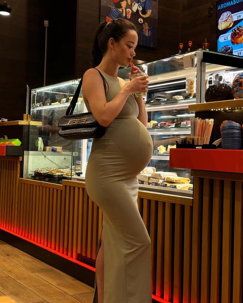 Elegant Pregnancy Outfits, Classy Pregnancy Outfits, Hot Pregnancy Outfits, Elegant Maternity Dresses, Summer Pregnancy Outfits, Pregnant Outfits, Celebrity Maternity Style, Baby Aesthetic, Cute Maternity Dresses